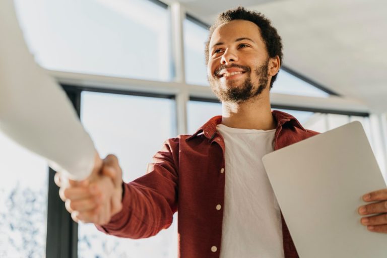 Contrato de vendedor por comissão: como fazer? Dicas e exemplos
