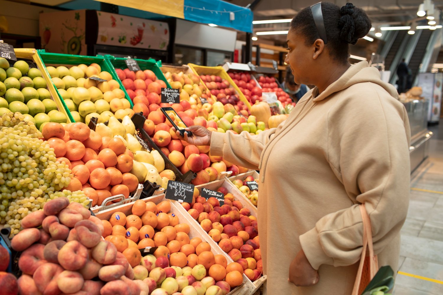 Mulher afro-americana escolhendo frutas e vegetais
